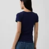 Modernes T-Shirt mit V-Ausschnitt