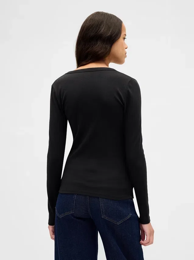 Modernes T-Shirt mit V-Ausschnitt