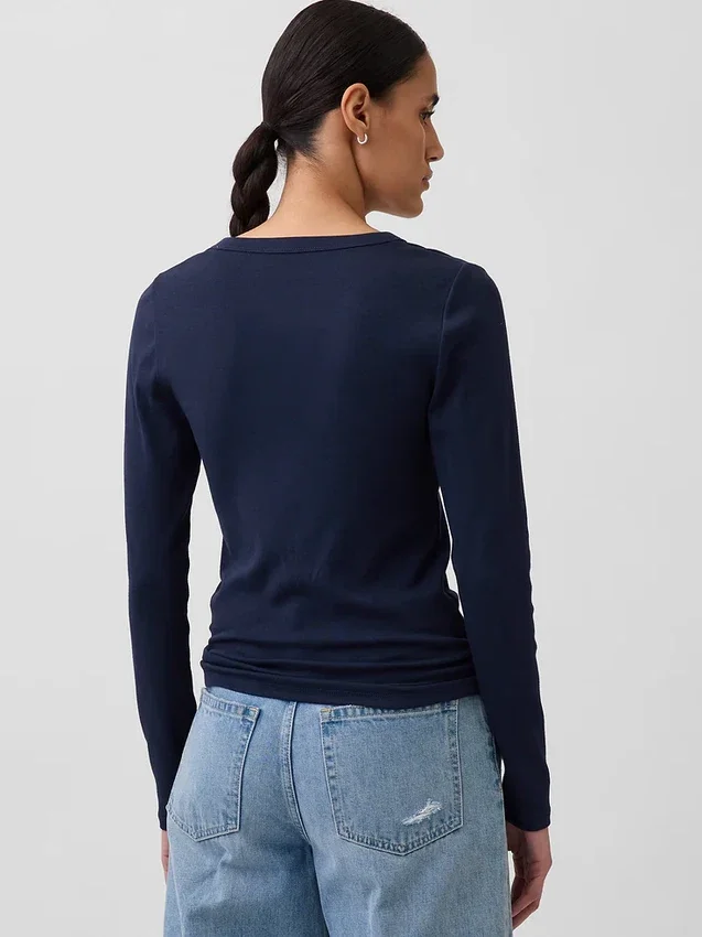 Modernes T-Shirt mit V-Ausschnitt