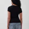 Modernes T-Shirt mit V-Ausschnitt