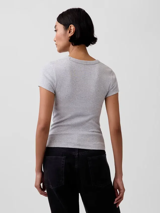 Modernes T-Shirt mit V-Ausschnitt