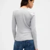 Modernes T-Shirt mit V-Ausschnitt