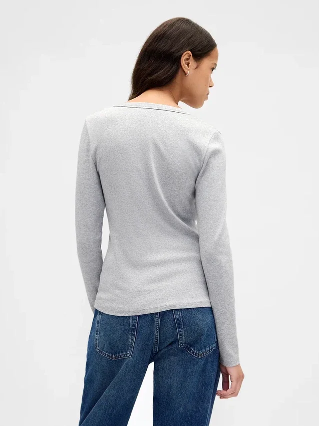Modernes T-Shirt mit V-Ausschnitt