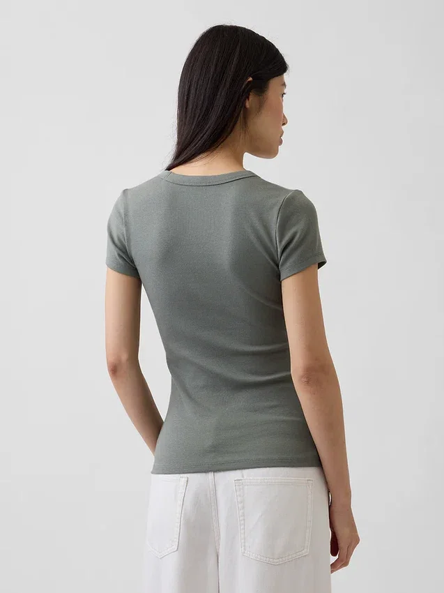 Modernes T-Shirt mit V-Ausschnitt