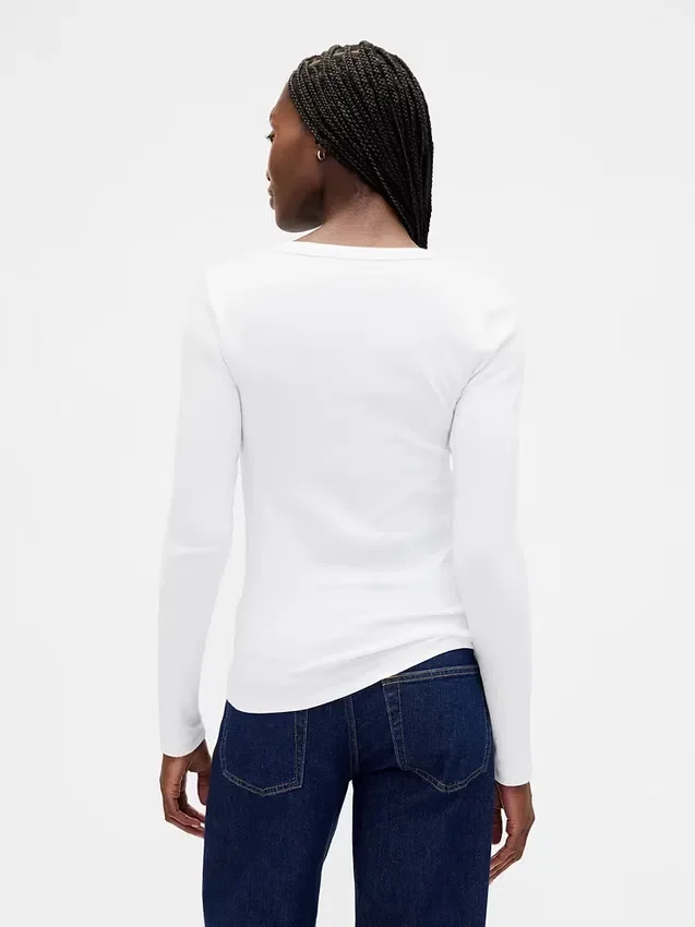 Modernes T-Shirt mit V-Ausschnitt
