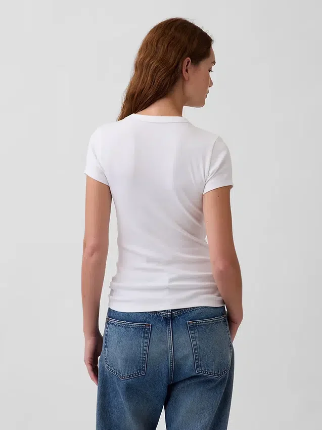 Modernes T-Shirt mit V-Ausschnitt