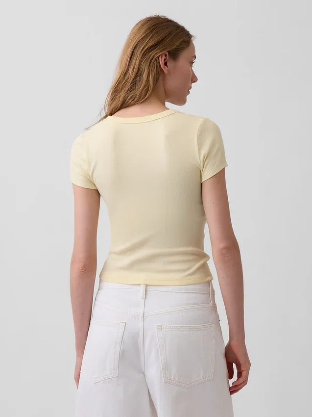 Modernes T-Shirt mit V-Ausschnitt