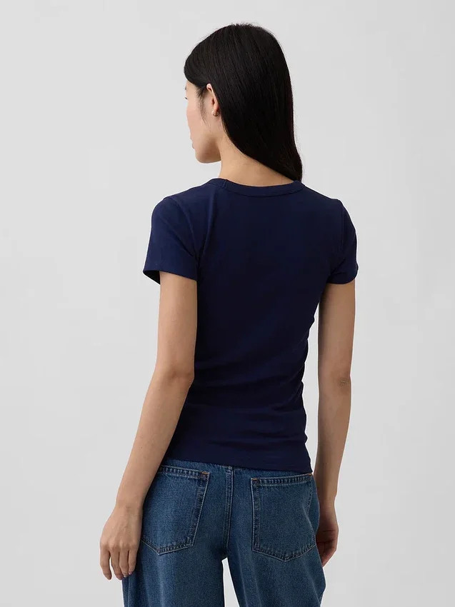 Modernes T-Shirt mit V-Ausschnitt