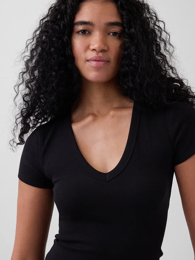 Modernes T-Shirt mit V-Ausschnitt