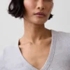Modernes T-Shirt mit V-Ausschnitt