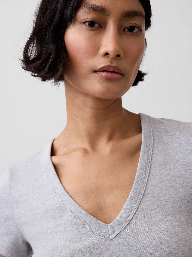 Modernes T-Shirt mit V-Ausschnitt