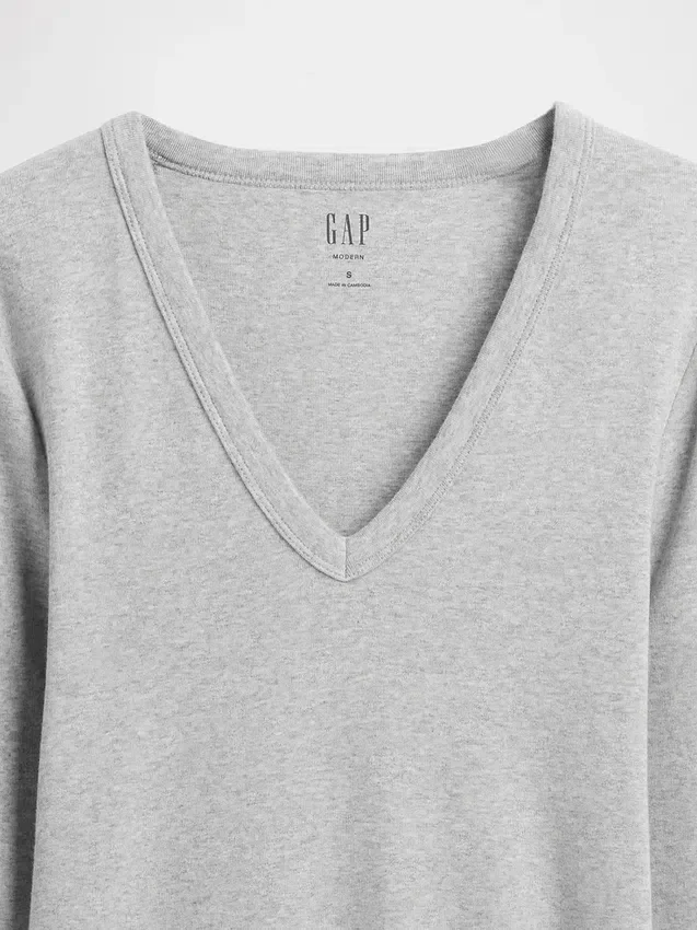 Modernes T-Shirt mit V-Ausschnitt