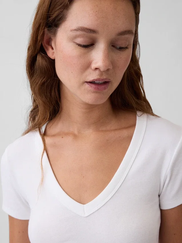 Modernes T-Shirt mit V-Ausschnitt