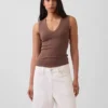 Modernes Tanktop mit V-Ausschnitt