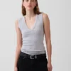 Modernes Tanktop mit V-Ausschnitt