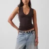 Modernes Tanktop mit V-Ausschnitt