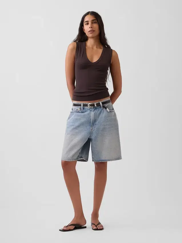 Modernes Tanktop mit V-Ausschnitt