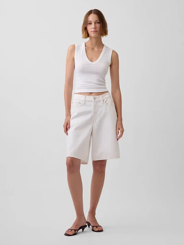 Modernes Tanktop mit V-Ausschnitt