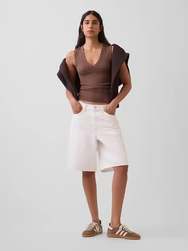 Modernes Tanktop mit V-Ausschnitt