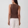 Modernes Tanktop mit V-Ausschnitt