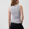Modernes Tanktop mit V-Ausschnitt