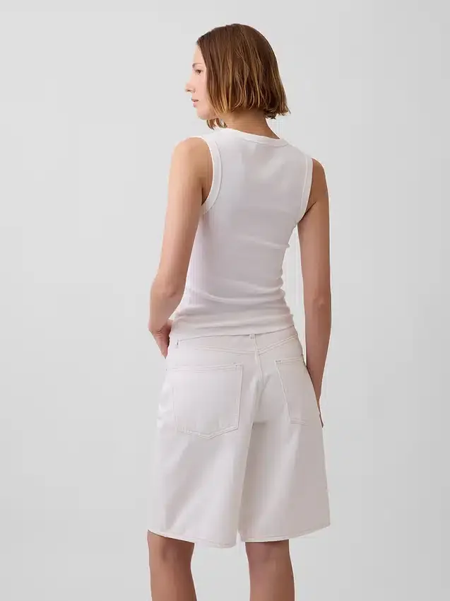 Modernes Tanktop mit V-Ausschnitt