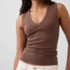 Modernes Tanktop mit V-Ausschnitt