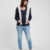 Modernes Umstandsmode-T-Shirt mit V-Ausschnitt