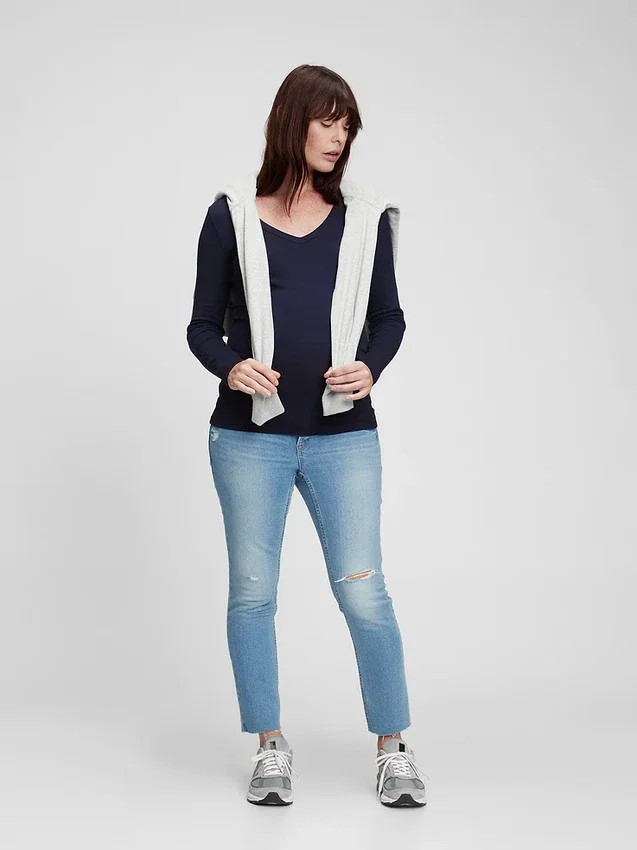Modernes Umstandsmode-T-Shirt mit V-Ausschnitt