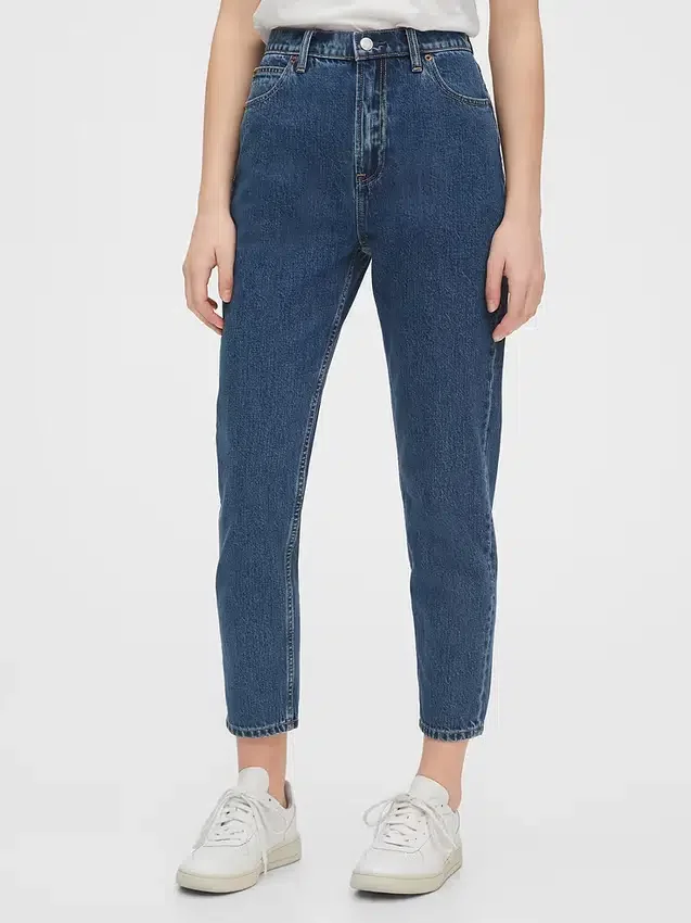 Mom-Jeans mit extrem hoher Leibhöhe