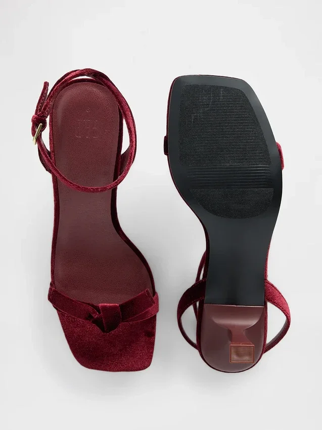 Offene Riemchen-Kitten-Heels mit Samt-Schleife