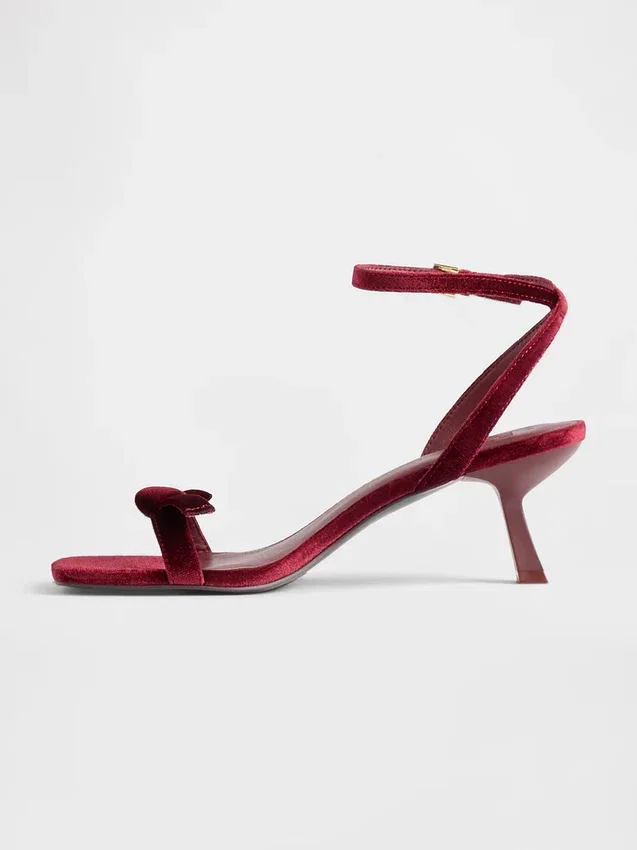 Offene Riemchen-Kitten-Heels mit Samt-Schleife