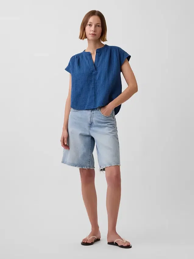 Oversize-Oberteil aus Baumwollgaze-Denim mit geschlitztem Ausschnitt