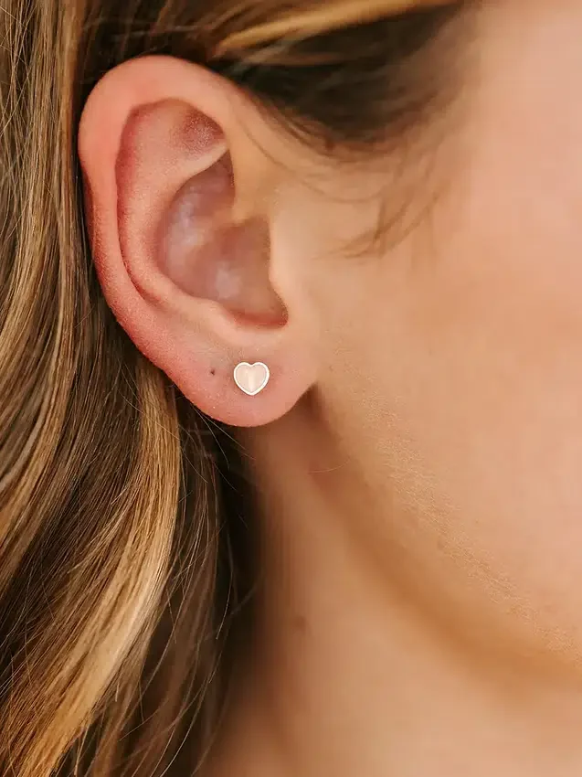 Pierced Co Winzige Ohrstecker mit Schraubverschluss in Pfirsichfarben
