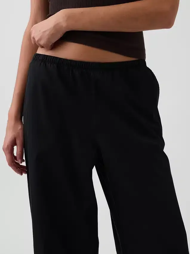 Popeline-Hose mit mittlerer Leibhöhe, lockerer Passform und weitem Bein