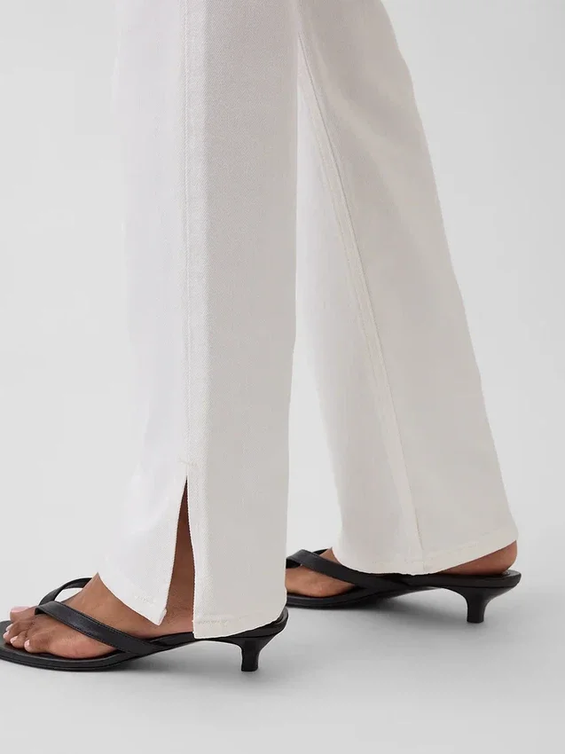 Relaxed Straight Jeans mit mittlerer Leibhöhe und gespaltenem Saum
