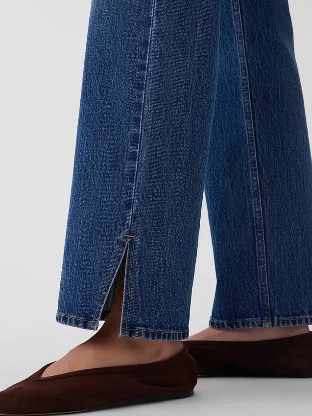Relaxed Straight Jeans mit mittlerer Leibhöhe und gespaltenem Saum