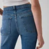 Relaxed Straight Jeans mit mittlerer Leibhöhe und gespaltenem Saum