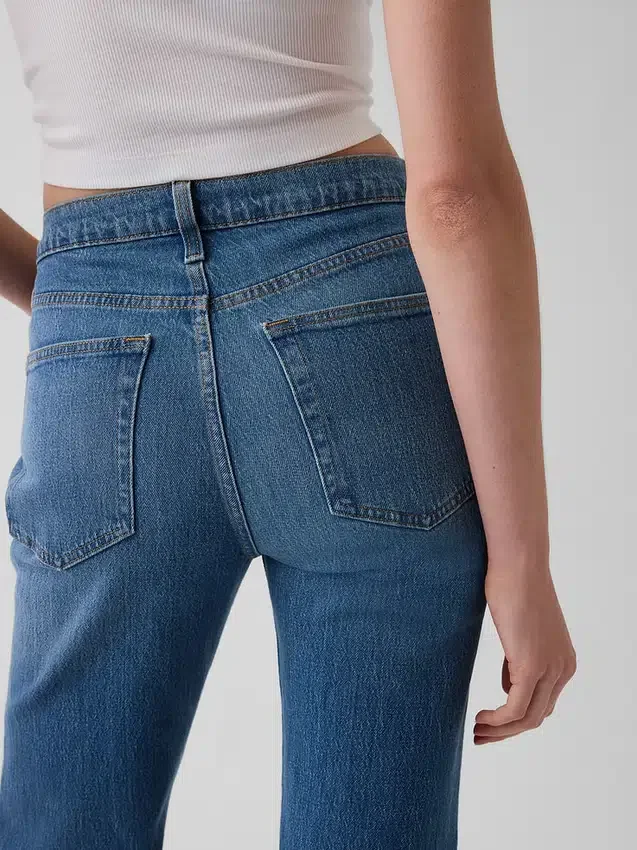 Relaxed Straight Jeans mit mittlerer Leibhöhe und gespaltenem Saum