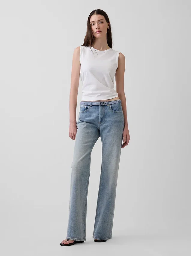 Relaxed-Straight-Jeans mit mittlerer Leibhöhe und schmalem Gürtel