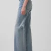 Relaxed-Straight-Jeans mit mittlerer Leibhöhe und schmalem Gürtel