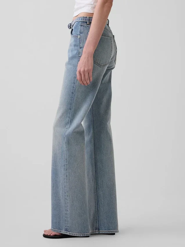 Relaxed-Straight-Jeans mit mittlerer Leibhöhe und schmalem Gürtel