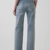 Relaxed-Straight-Jeans mit mittlerer Leibhöhe und schmalem Gürtel