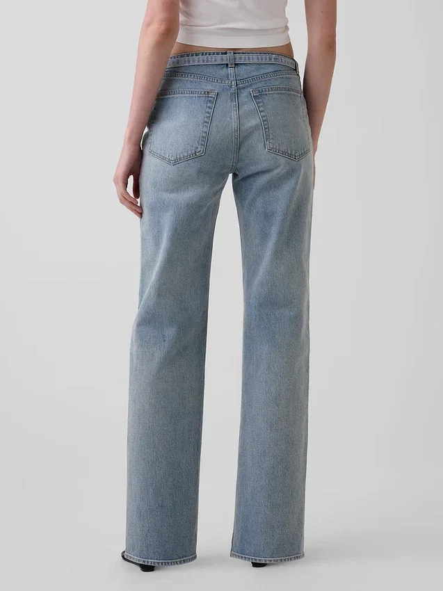 Relaxed-Straight-Jeans mit mittlerer Leibhöhe und schmalem Gürtel