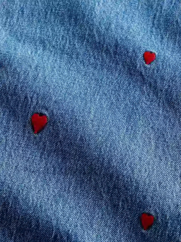 Relaxed Straight-Jeans mit mittlerer Leibhöhe und Stickerei