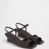 Sandalen mit Keilabsatz aus veganem Leder