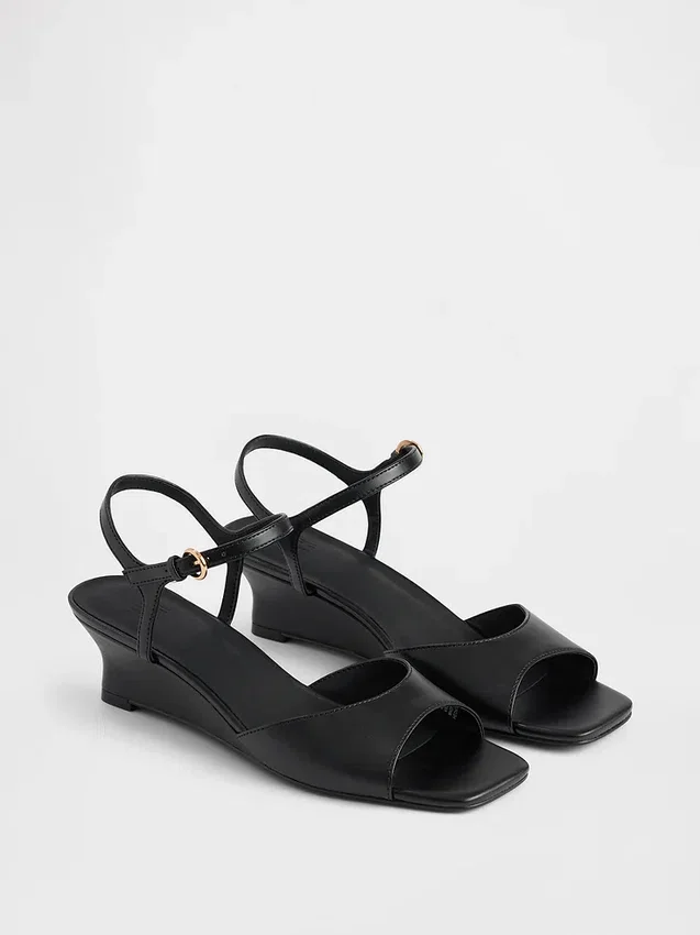 Sandalen mit Keilabsatz aus veganem Leder