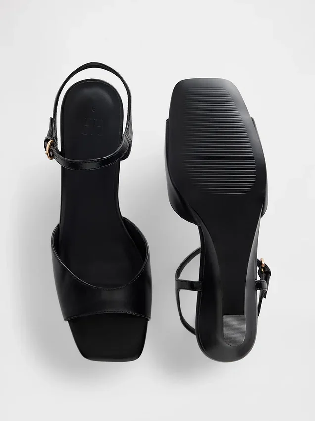 Sandalen mit Keilabsatz aus veganem Leder