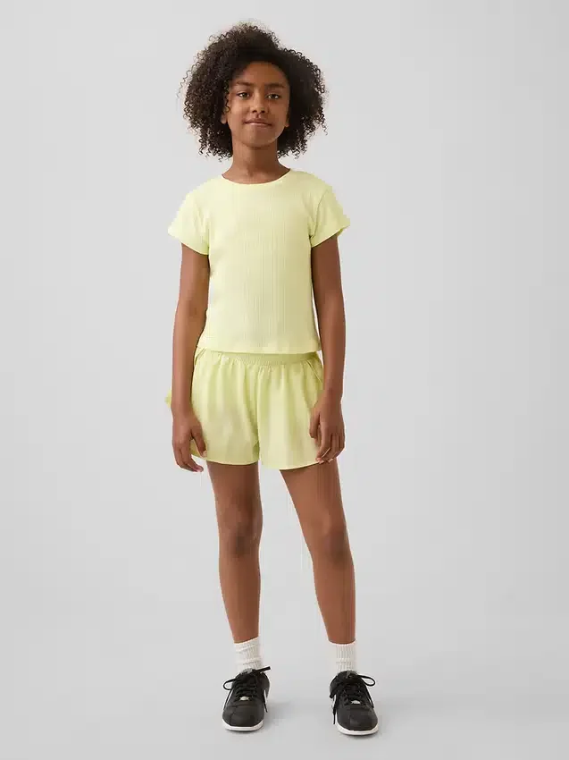 Schnelltrocknende Laufshorts für Kinder mit Schmetterlingssaum