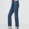 Slim-Straight-Jeans im 90er-Jahre-Stil mit hohem Bund und Umschlag
